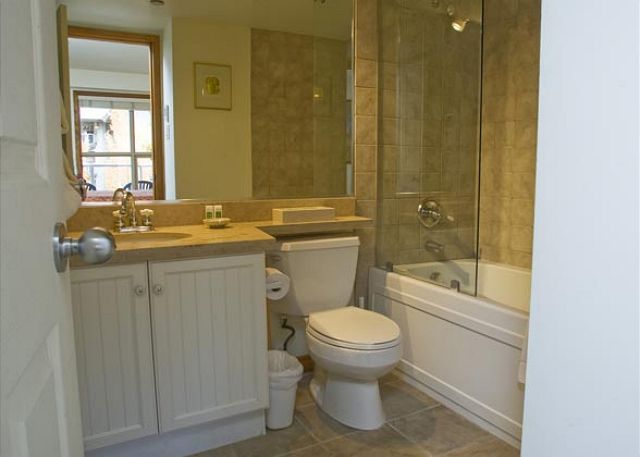 Whistler Aspens on Blackcomb Accommodation 358 Bathroom